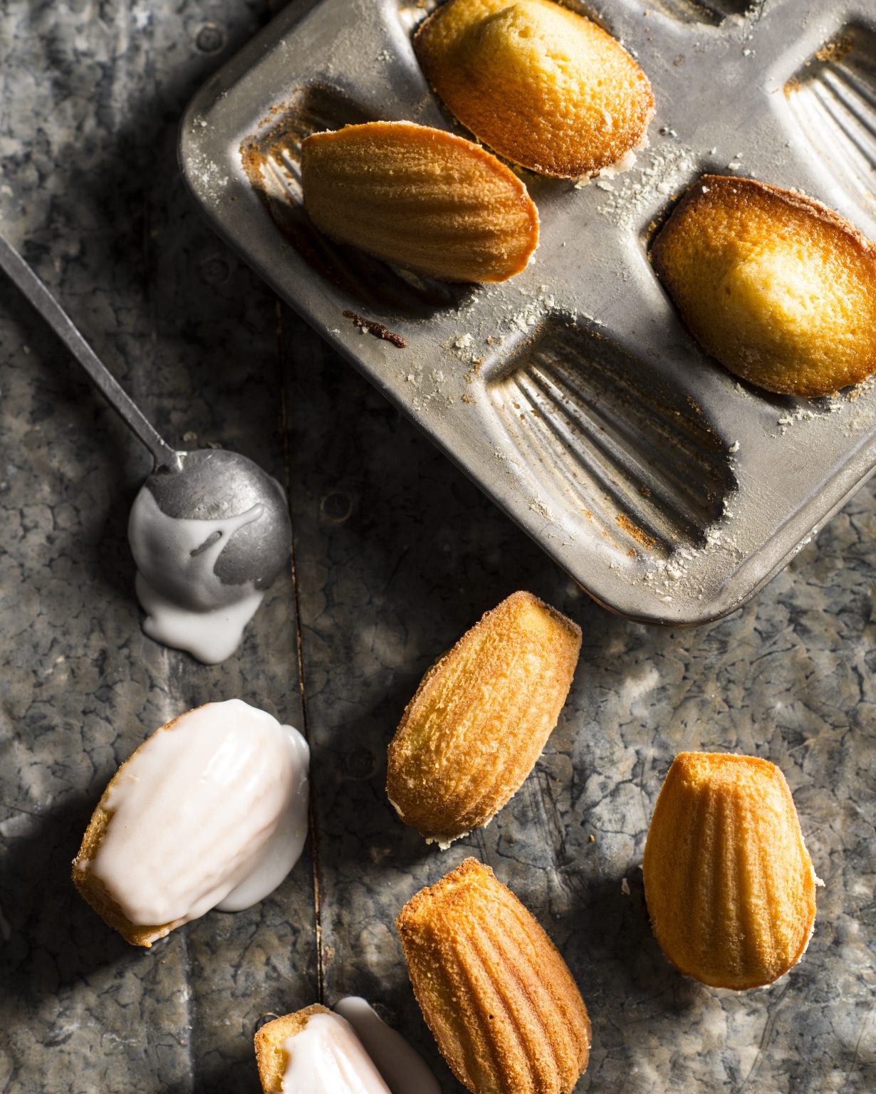 Box of 6 madeleines: delicate shell-shaped cakes, perfect for a sweet treat
