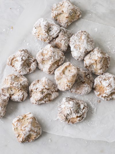 Bag of 6 delightful amaretti cookies, featuring a perfect balance of almond flavor and sweet, crunchy texture