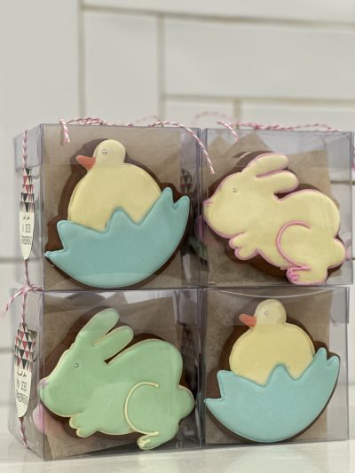 Easter gingerbread: Festive cookies with sweet icing decorations.